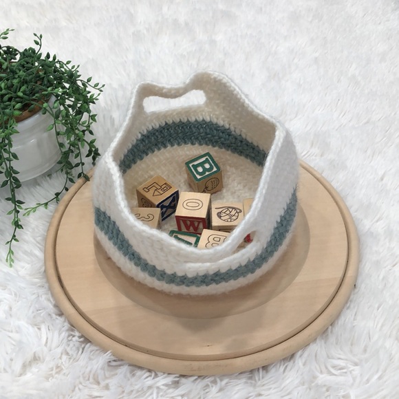 Crocheted basket/caddy - Picture 5 of 9